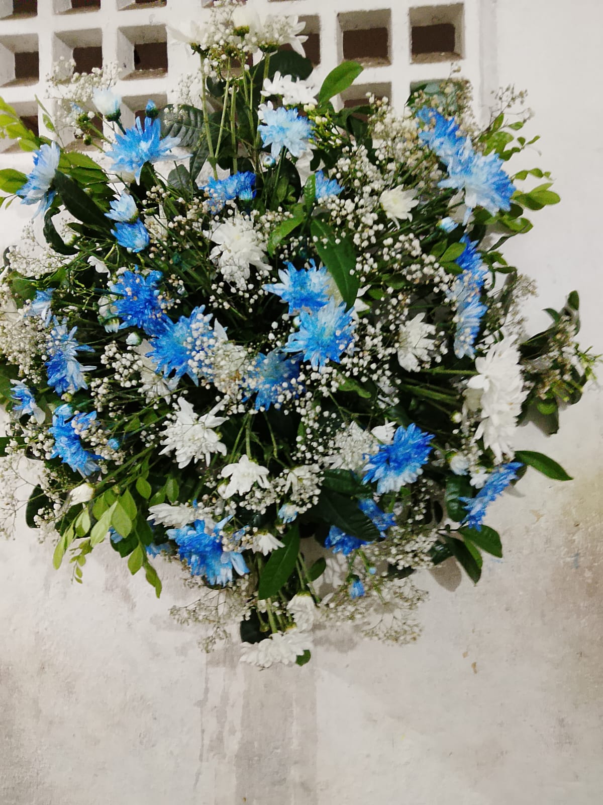 Coroa de Flores Branca com Azul